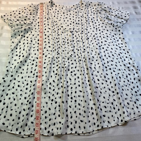Rose + Olive White w/ Black Spots Top Sz 1X Flutter Sleeves V-Neck Pleats - Picture 3 of 10